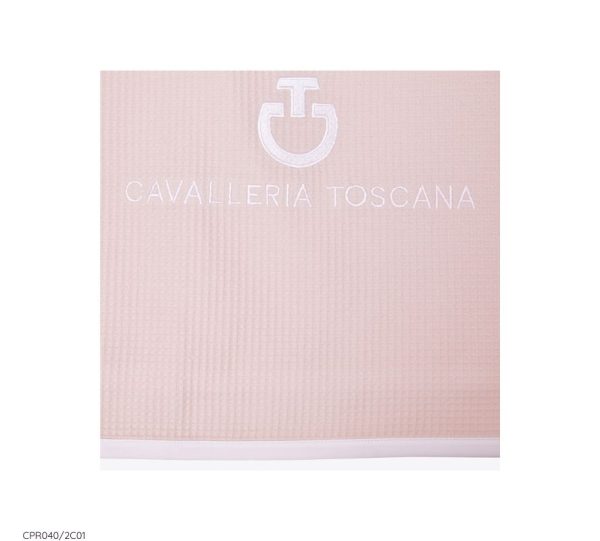 Cavalleria Toscana | 毯子上飾有Cavalleria Toscana的刺繡標誌。它可以使用金屬掛鉤固定在馬匹的胸部。