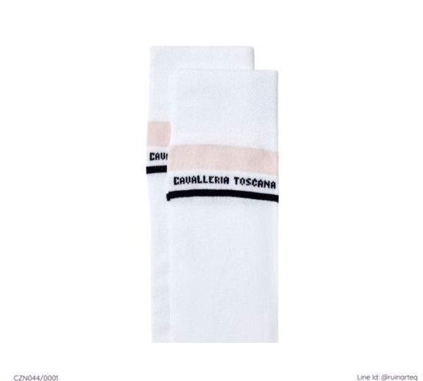 Cavalleria Toscana | 簡約的Cavalleria Toscan字樣刺繡於襪管頂端，寶藍灰與白粉兩種色系可選。