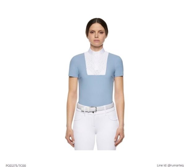 Cavalleria Toscana | 這款Polo衫的白色立領上飾有刺繡的CT標誌。胸口以不規則大小的網眼面料設計。透氣、防紫外線、快速乾燥是這件上衣的特點。結合舒適與功能性，非常適合比賽與日常穿著。