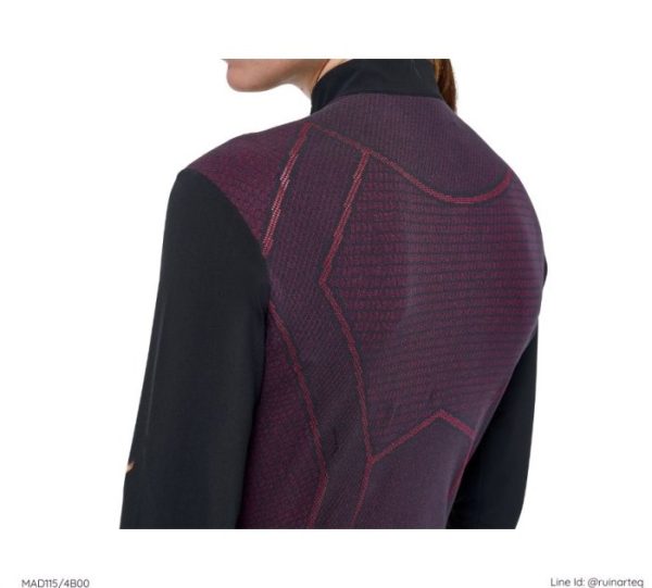 Cavalleria Toscana | 這款款式緊身，帶有高立領，四分之一拉鍊設置在熱活性縫紋膠帶中，背部和側面以對比色的3D織物完成。CT的刺繡和REVO印花是獨特的圖形細節。透氣、易於護理、快速乾燥是此款休閒上衣的特點。