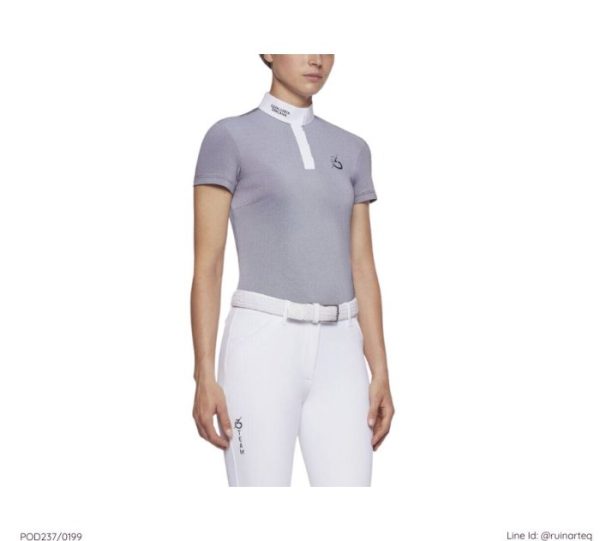 Cavalleria Toscana | 這款襯衫配有帶有鈕扣的白色領子，前部有對比的CT標誌。背部則有CT Team標誌，完整了整體外觀。透氣、抗紫外線、快速乾燥，是這件上衣的特點。