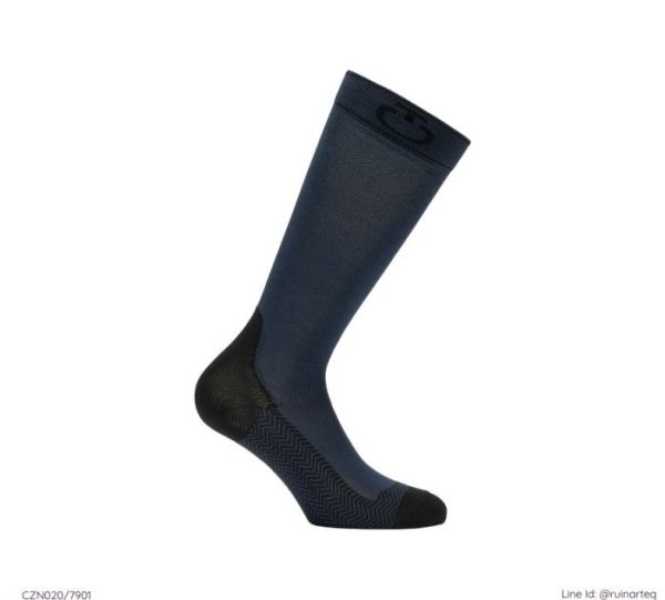 Cavalleria Toscana | 簡約的Logo於襪套頂端，襪管的布料更加輕薄，襪底採用延展性良好的布料，使您穿起來舒適自在。